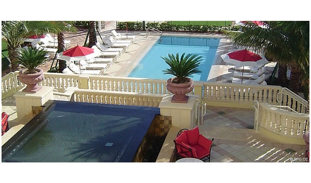 Vista de la piscina cubierta en Acqualina, Luxury Oceanfront Condominiums Situado en 17885 Collins Avenue, Sunny Isles Beach, FL 33160