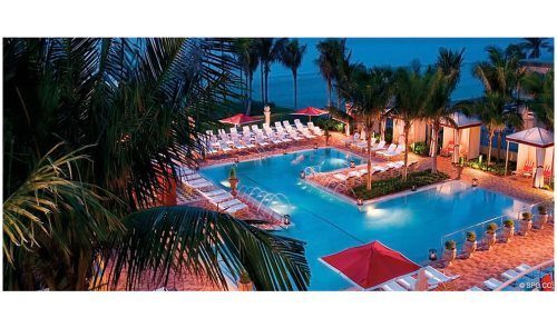 Elegante cubierta de la piscina en Acqualina, Luxury Oceanfront Condominiums Situado en 17885 Collins Avenue, Sunny Isles Beach, FL 33160