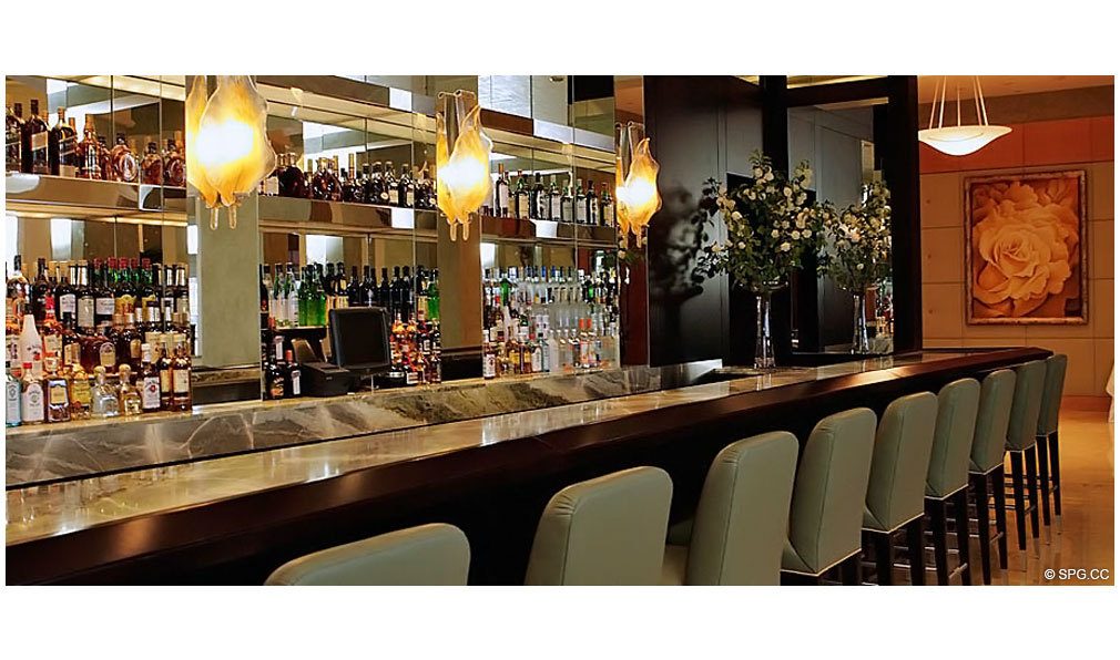 Lobby Bar at Acqualina, Luxury Oceanfront Condominiums Situado en 17885 Collins Avenue, Sunny Isles Beach, FL 33160