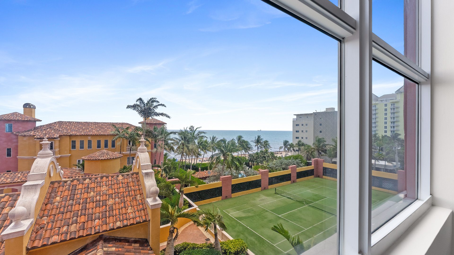 Grand walk-in à l'intérieur Residence 6C, Tower I à The Palms, Luxe Oceanfront Condominiums Fort Lauderdale, Florida 33305