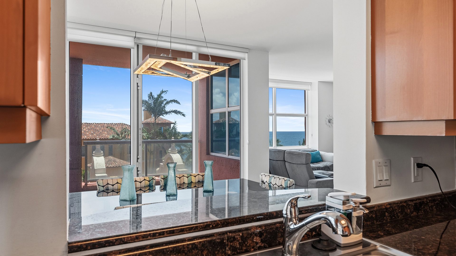 Cuisine et Salle de petit déjeuner intérieur Residence 6C, Tower I à The Palms, Luxe Oceanfront Condominiums Fort Lauderdale, Florida 33305